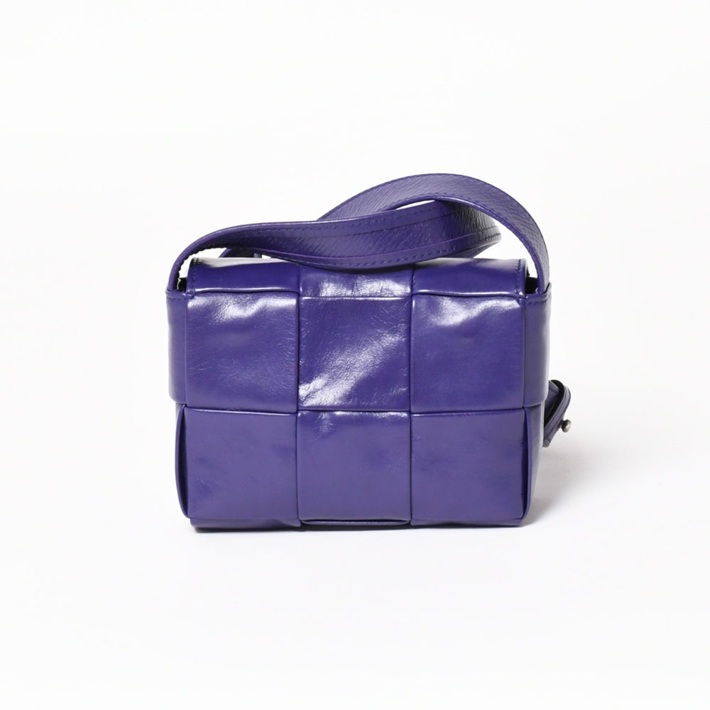 極美品 BOTTEGA VENETA ボッテガ ヴェネタ キャンディカセット イントレチャート ミニ ショルダーバッグ パープル シルバー金具 中古 4a004306