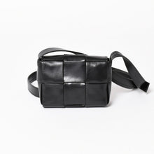 画像をギャラリービューアに読み込む, BOTTEGA VENETA ボッテガ ヴェネタ CASSETTE カセット キャンディ ミニショルダーバッグ ブラック レザー 美品 中古 4a004308