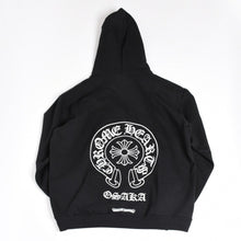 画像をギャラリービューアに読み込む, 新品未使用 CHROME HEARTS クロムハーツ 大阪限定ホースシュー ジップアップフーディ パーカー 大阪限定 ホースシュー CHプラス スクロールラベル ダガー ブラック シルバー925 XLサイズ 中古 4a004315