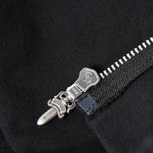 画像をギャラリービューアに読み込む, 新品未使用 CHROME HEARTS クロムハーツ 大阪限定ホースシュー ジップアップフーディ パーカー 大阪限定 ホースシュー CHプラス スクロールラベル ダガー ブラック シルバー925 XLサイズ 中古 4a004315