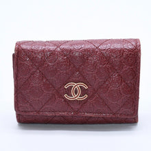 Load image into Gallery viewer, CHANEL シャネル カメリア型押し マトラッセ キーケース 26番台 カーフスキン キルティング ココマーク ボルドー ゴールド金具 美品 中古 4a004262