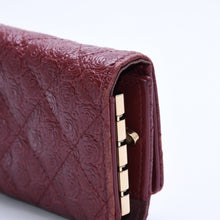 Load image into Gallery viewer, CHANEL シャネル カメリア型押し マトラッセ キーケース 26番台 カーフスキン キルティング ココマーク ボルドー ゴールド金具 美品 中古 4a004262