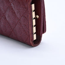 Load image into Gallery viewer, CHANEL シャネル カメリア型押し マトラッセ キーケース 26番台 カーフスキン キルティング ココマーク ボルドー ゴールド金具 美品 中古 4a004262