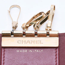 Load image into Gallery viewer, CHANEL シャネル カメリア型押し マトラッセ キーケース 26番台 カーフスキン キルティング ココマーク ボルドー ゴールド金具 美品 中古 4a004262