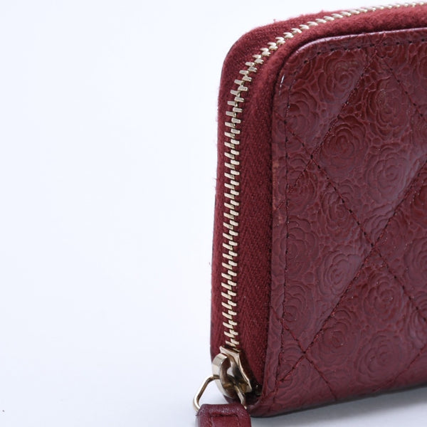 極美品 CHANEL シャネル カメリア型押し マトラッセ ラウンドファスナー コインケース 26番台 カーフスキン キルティング ココマーク ボルドー ゴールド金具 中古 4a004263