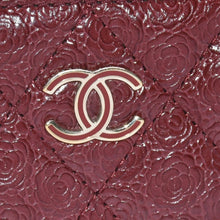 画像をギャラリービューアに読み込む, 極美品 CHANEL シャネル カメリア型押し マトラッセ ラウンドファスナー コインケース 26番台 カーフスキン キルティング ココマーク ボルドー ゴールド金具 中古 4a004263