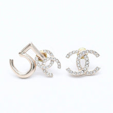 Load image into Gallery viewer, CHANEL シャネル ココマーク ピアス 重量約4.31g A21S刻印 No.5 ラインストーン メタル GP ゴールド クリア 両耳用 美品 中古 4a003729