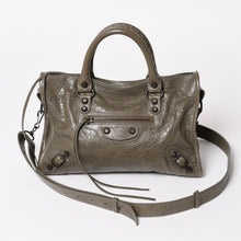 Load image into Gallery viewer, BALENCIAGA バレンシアガ ル シティ スモール ハンドバッグ 811442 ショルダーバッグ カーキ スタッズ ブロンズ金具 108 5240 美品 中古 4a004345