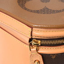 Load image into Gallery viewer, 極美品 LOUIS VUITTON ルイヴィトン カンヌ バニティバッグ モノグラム ジャイアント M44603 ブラウン モノグラム リバース ショルダーバッグ 中古 4a004342