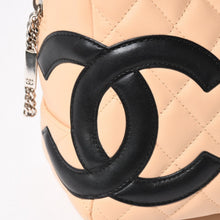 Load image into Gallery viewer, 極美品 CHANEL シャネル カンボンライン ボーリングバッグ ハンドバッグ A25171 ラムスキン 10番台 ベージュ ブラック ココマーク シルバー金具 中古 4a004384