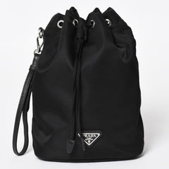 極美品 PRADA プラダ Re-Nylon 巾着型ポーチ 1NS369 トライアングルメタルプレート ミニバッグ クラッチバッグ ブラック シルバー金具 RFID 中古 4a004352
