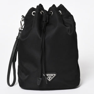 極美品 PRADA プラダ Re-Nylon 巾着型ポーチ 1NS369 トライアングルメタルプレート ミニバッグ クラッチバッグ ブラック シルバー金具 RFID 中古 4a004352