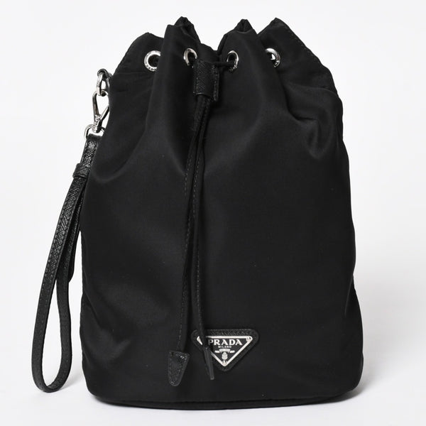 極美品 PRADA プラダ Re-Nylon 巾着型ポーチ 1NS369 トライアングルメタルプレート ミニバッグ クラッチバッグ ブラック シルバー金具 RFID 中古 4a004352
