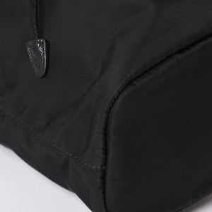 極美品 PRADA プラダ Re-Nylon 巾着型ポーチ 1NS369 トライアングルメタルプレート ミニバッグ クラッチバッグ ブラック シルバー金具 RFID 中古 4a004352