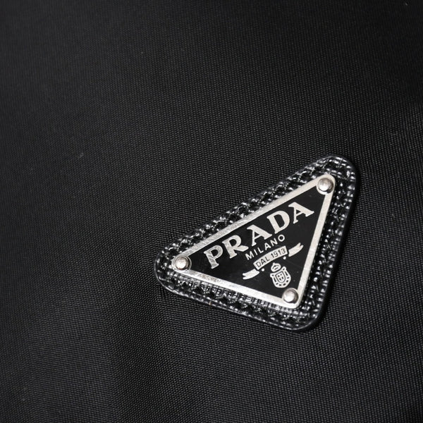 極美品 PRADA プラダ Re-Nylon 巾着型ポーチ 1NS369 トライアングルメタルプレート ミニバッグ クラッチバッグ ブラック シルバー金具 RFID 中古 4a004352