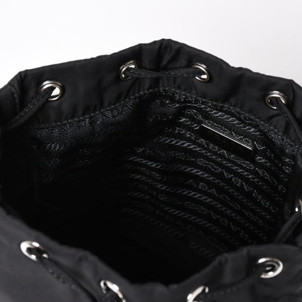 極美品 PRADA プラダ Re-Nylon 巾着型ポーチ 1NS369 トライアングルメタルプレート ミニバッグ クラッチバッグ ブラック シルバー金具 RFID 中古 4a004352