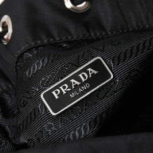 極美品 PRADA プラダ Re-Nylon 巾着型ポーチ 1NS369 トライアングルメタルプレート ミニバッグ クラッチバッグ ブラック シルバー金具 RFID 中古 4a004352