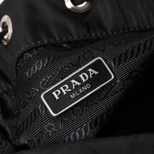 画像をギャラリービューアに読み込む, 極美品 PRADA プラダ Re-Nylon 巾着型ポーチ 1NS369 トライアングルメタルプレート ミニバッグ クラッチバッグ ブラック シルバー金具 RFID 中古 4a004352