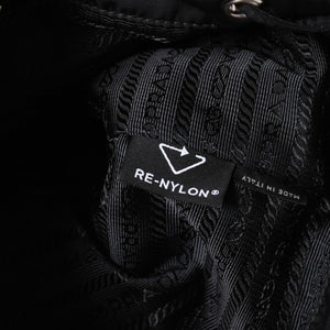 極美品 PRADA プラダ Re-Nylon 巾着型ポーチ 1NS369 トライアングルメタルプレート ミニバッグ クラッチバッグ ブラック シルバー金具 RFID 中古 4a004352