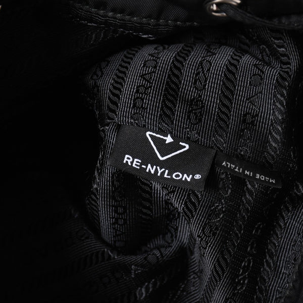 極美品 PRADA プラダ Re-Nylon 巾着型ポーチ 1NS369 トライアングルメタルプレート ミニバッグ クラッチバッグ ブラック シルバー金具 RFID 中古 4a004352