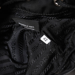 極美品 PRADA プラダ Re-Nylon 巾着型ポーチ 1NS369 トライアングルメタルプレート ミニバッグ クラッチバッグ ブラック シルバー金具 RFID 中古 4a004352