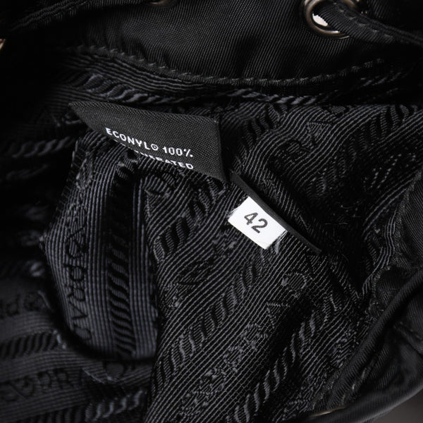 極美品 PRADA プラダ Re-Nylon 巾着型ポーチ 1NS369 トライアングルメタルプレート ミニバッグ クラッチバッグ ブラック シルバー金具 RFID 中古 4a004352