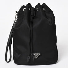 画像をギャラリービューアに読み込む, 極美品 PRADA プラダ Re-Nylon 巾着型ポーチ 1NS369 トライアングルメタルプレート ミニバッグ クラッチバッグ ブラック シルバー金具 RFID 中古 4a004352