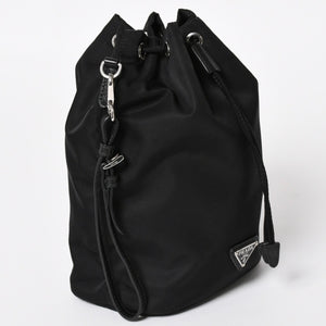 極美品 PRADA プラダ Re-Nylon 巾着型ポーチ 1NS369 トライアングルメタルプレート ミニバッグ クラッチバッグ ブラック シルバー金具 RFID 中古 4a004352