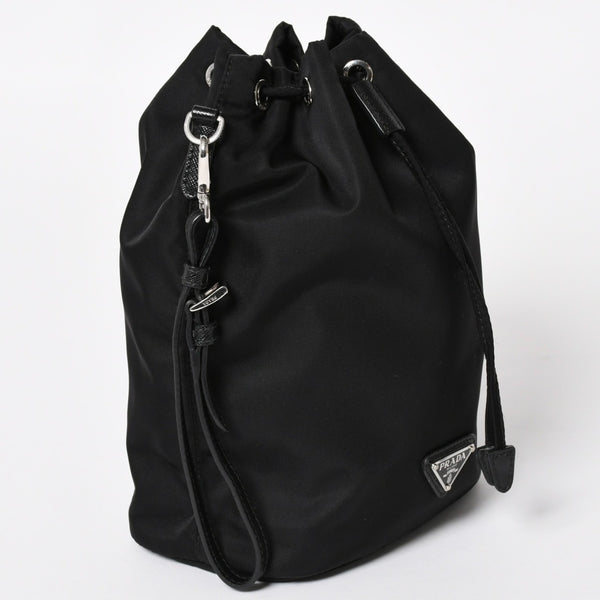 極美品 PRADA プラダ Re-Nylon 巾着型ポーチ 1NS369 トライアングルメタルプレート ミニバッグ クラッチバッグ ブラック シルバー金具 RFID 中古 4a004352