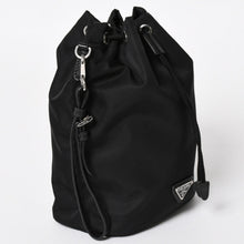 画像をギャラリービューアに読み込む, 極美品 PRADA プラダ Re-Nylon 巾着型ポーチ 1NS369 トライアングルメタルプレート ミニバッグ クラッチバッグ ブラック シルバー金具 RFID 中古 4a004352