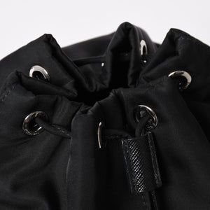 極美品 PRADA プラダ Re-Nylon 巾着型ポーチ 1NS369 トライアングルメタルプレート ミニバッグ クラッチバッグ ブラック シルバー金具 RFID 中古 4a004352