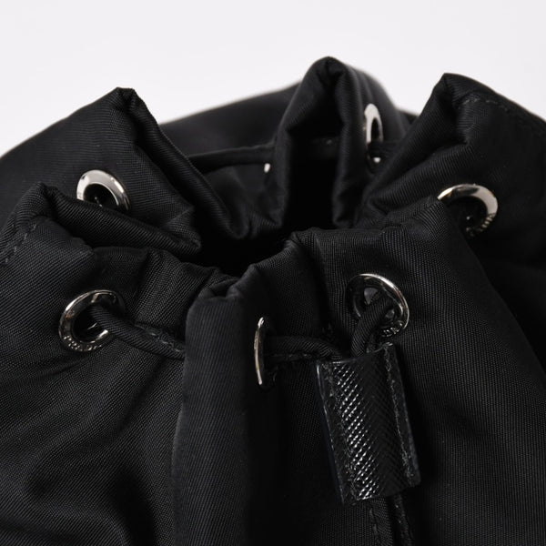 極美品 PRADA プラダ Re-Nylon 巾着型ポーチ 1NS369 トライアングルメタルプレート ミニバッグ クラッチバッグ ブラック シルバー金具 RFID 中古 4a004352