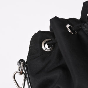 極美品 PRADA プラダ Re-Nylon 巾着型ポーチ 1NS369 トライアングルメタルプレート ミニバッグ クラッチバッグ ブラック シルバー金具 RFID 中古 4a004352