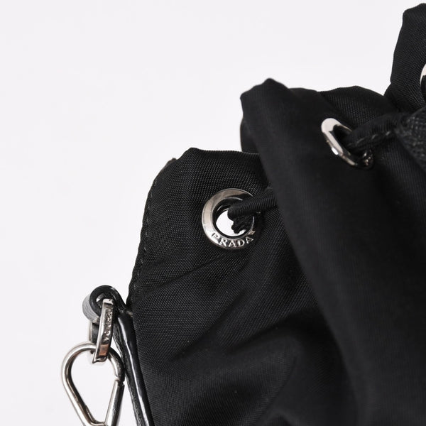 極美品 PRADA プラダ Re-Nylon 巾着型ポーチ 1NS369 トライアングルメタルプレート ミニバッグ クラッチバッグ ブラック シルバー金具 RFID 中古 4a004352