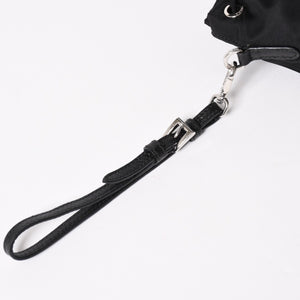 極美品 PRADA プラダ Re-Nylon 巾着型ポーチ 1NS369 トライアングルメタルプレート ミニバッグ クラッチバッグ ブラック シルバー金具 RFID 中古 4a004352