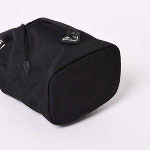 極美品 PRADA プラダ Re-Nylon 巾着型ポーチ 1NS369 トライアングルメタルプレート ミニバッグ クラッチバッグ ブラック シルバー金具 RFID 中古 4a004352