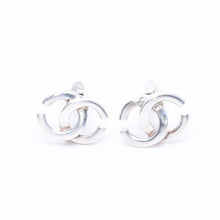 Load image into Gallery viewer, CHANEL シャネル VINTAGE ヴィンテージ ココマーク イヤリング 重量約6.14g 01A刻印 メタル シルバー 両耳用 美品 中古 4c069468