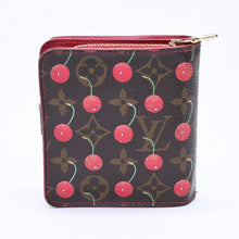 Load image into Gallery viewer, LOUIS VUITTON ルイヴィトン モノグラムチェリー コンパクトジップ M95005 ミニウォレット 二つ折り財布 村上隆 モノグラムキャンバス チェリー ブラウン レッド CA0045 ゴールド金具 美品 中古 4a004363