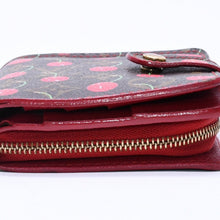Load image into Gallery viewer, LOUIS VUITTON ルイヴィトン モノグラムチェリー コンパクトジップ M95005 ミニウォレット 二つ折り財布 村上隆 モノグラムキャンバス チェリー ブラウン レッド CA0045 ゴールド金具 美品 中古 4a004363