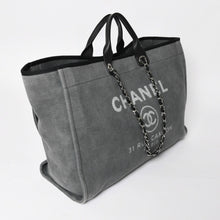 Load image into Gallery viewer, 新品同様 CHANEL シャネル Deauville TGM ドーヴィルTGM 2WAYバッグ 16番台 ココマーク キャンバス レザー グレー 中古 4a004385