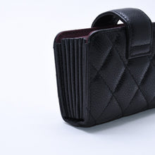 Load image into Gallery viewer, 新品未使用 CHANEL シャネル カードケース 21番台 ココマーク キャビアスキン ブラック ボルドー ゴールド金具 中古 4a004390