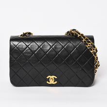 Load image into Gallery viewer, 極美品 CHANEL シャネル マトラッセチェーンショルダーバッグ ココマーク 1番台 ラムスキン ブラック ゴールド金具 中古 4a004472