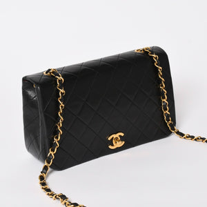 Very Good Condition CHANEL Matelasse Chain Shoulder Bag Coco Mark No. 1 Lambskin Black Gold Hardware Used 4a004472