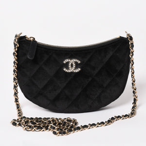 新品同様 CHANEL シャネル マトラッセ チェーンショルダー ランダム番台 2024イヤーズギフト ベロア レザー ブラック 中古 4a004471