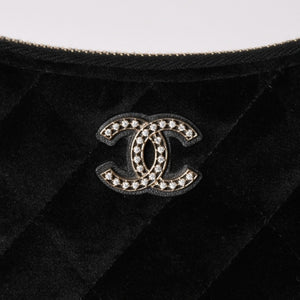 新品同様 CHANEL シャネル マトラッセ チェーンショルダー ランダム番台 2024イヤーズギフト ベロア レザー ブラック 中古 4a004471