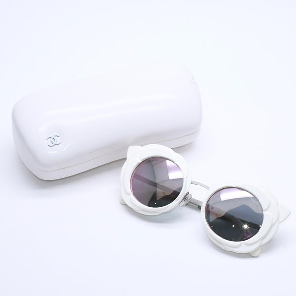 Very Good Condition CHANEL Sunglasses Sunglasses 71198 Camellia Frame Sunglasses White White Used 4a004488