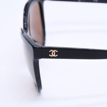 画像をギャラリービューアに読み込む, CHANEL シャネル フラワーフレーム サングラス ブラックフレーム サイドココマーク 黒 71186A 美品 中古 4a004473