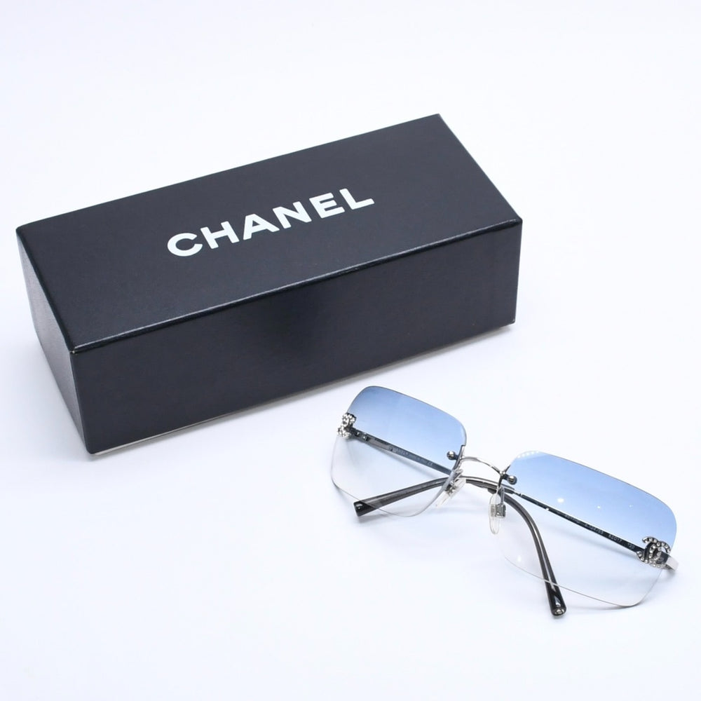 極美品 CHANEL シャネル リムレス サングラス アイウェア 4017-D c.124/55 サイズ62□17 120 ココマーク ブルー ラインストーン 中古 4a004478