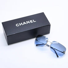 画像をギャラリービューアに読み込む, 新品未使用 CHANEL シャネル リムレス サングラス アイウェア 4017 c.124/79 サイズ62□17 120 ココマーク ブルー 中古 4a004480