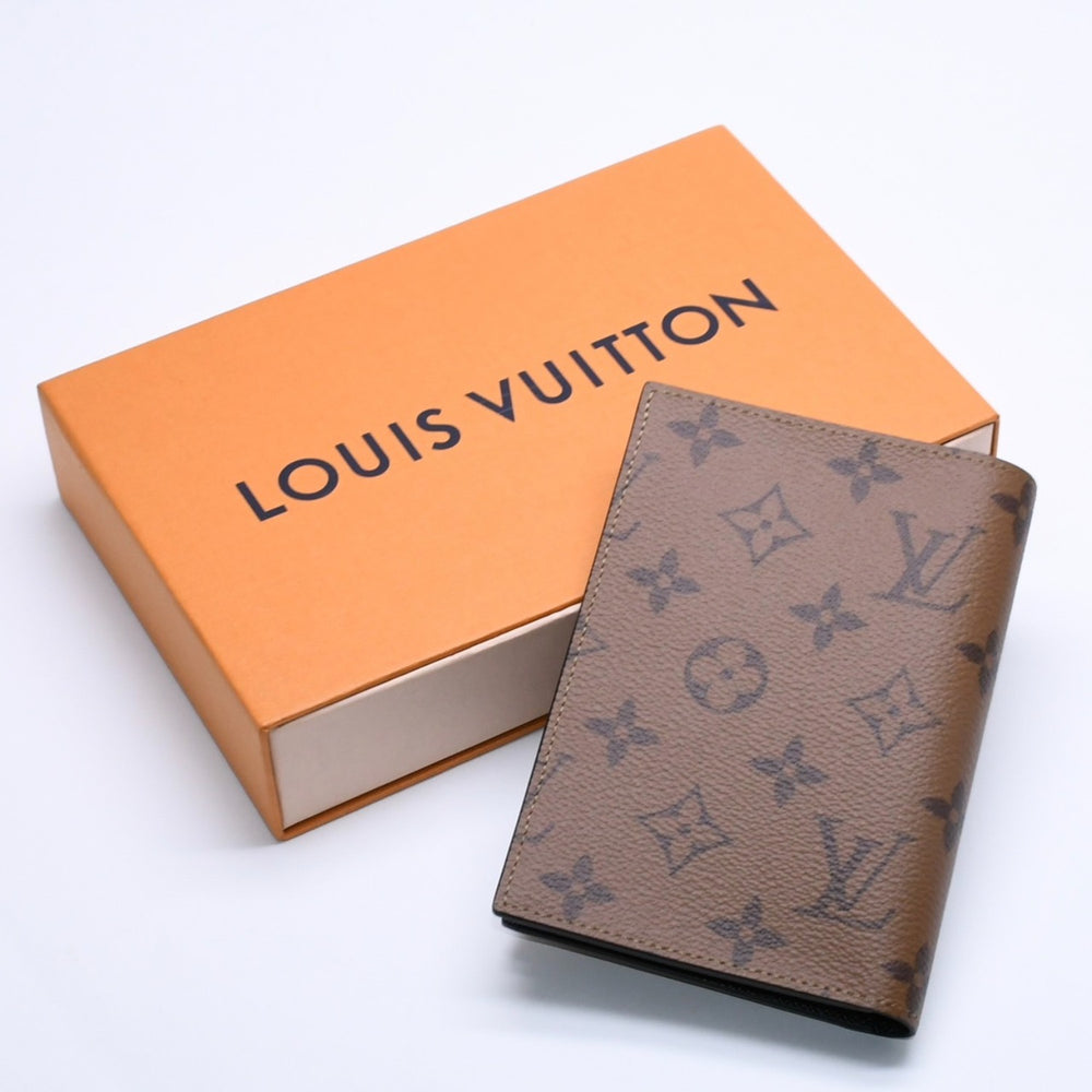 新品同様品 LOUIS VUITTON ルイヴィトン パスポートケース パスポートカバー クーヴェルテュール モノグラムキャンバス モノグラムリバース M26571 ブラウン 中古 4a004623